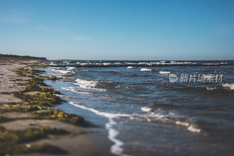 波罗的海海滩美丽的一天/隐藏湖